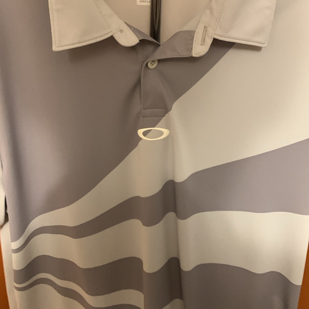 Oakley Men’s Large 2 Button Polo/ Golf Shirt. Short Sleeve, Moisture Wicking - Picture 2 of 5
